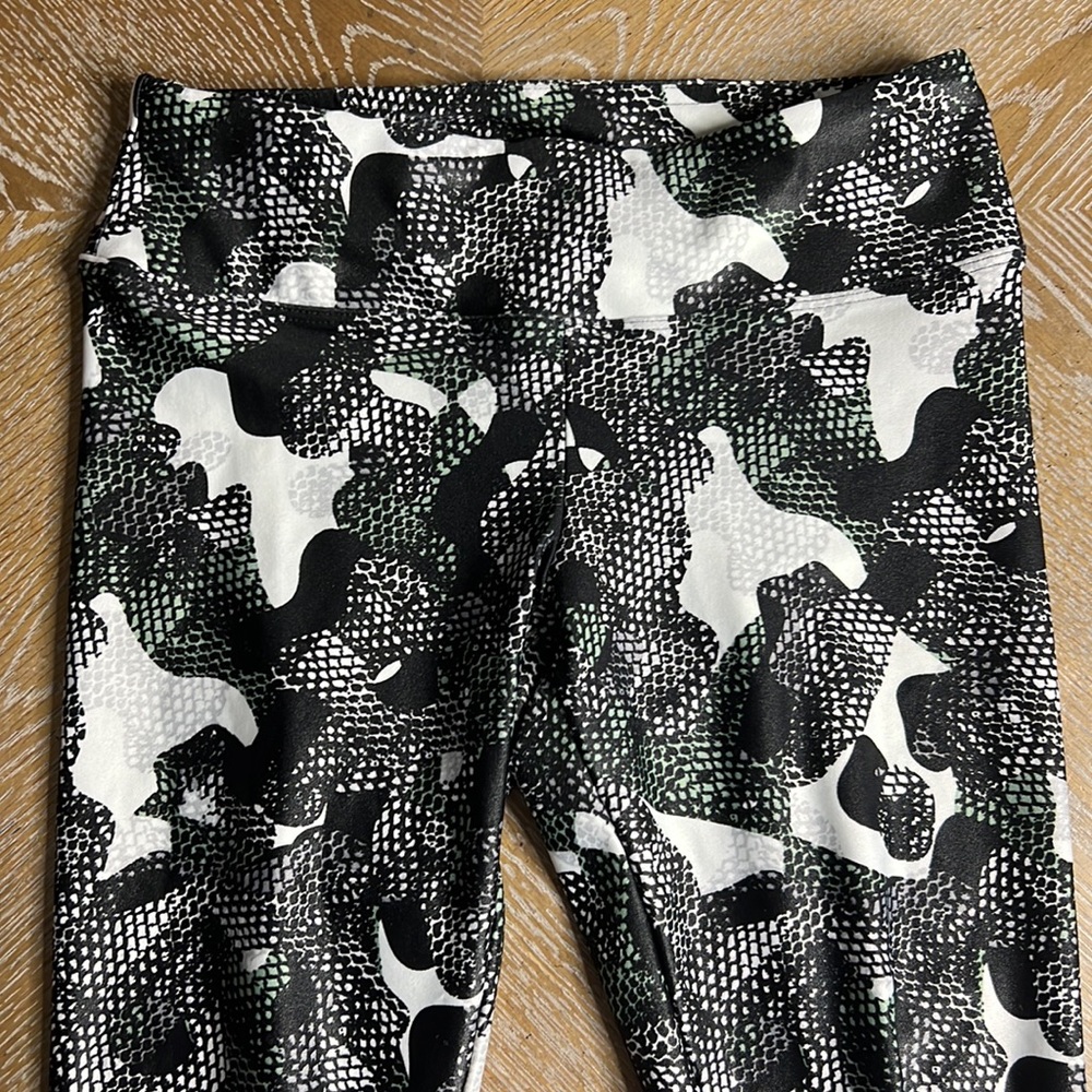 KORAL Lustrous Coated Snake Camo Black Hi Rise Leggings S - Picture 6 of 10
